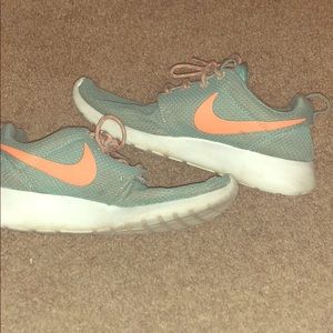 Super cute new Nike Roshes!